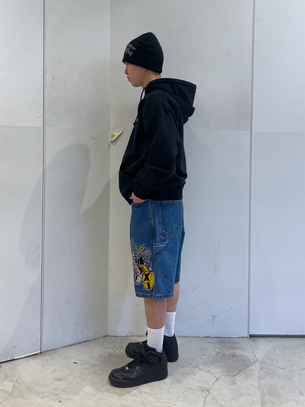 「XLARGE、XLARGE原宿」｜「XLARGEのGRAFFITI LOGO SINGLE BEANIE（ニットキャップ/ビーニー、ブラック系）」を使った、Xlarge_Willyさん（メンズ・165cm）の春コーディネートの4枚目の写真