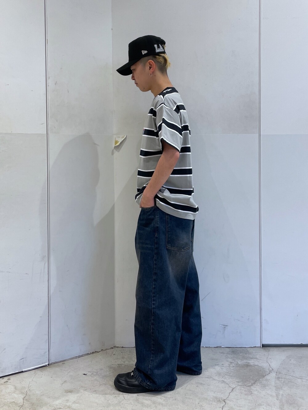 グレー系のTシャツ/カットソー、ブルー系のデニムパンツを着用したメンズの春コーディネートの4枚目の写真