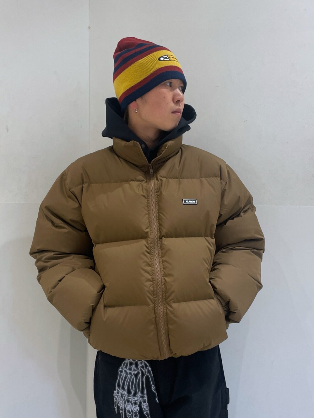「XLARGE、XLARGE®、xlarge＿snap、ootd、outfit、ダウンジャケット」｜「XLARGEのLINED SINGLE BEANIE（ニットキャップ/ビーニー、レッド系）」を使った、Xlarge_Willyさん（メンズ・165cm）の秋コーディネートの5枚目の写真