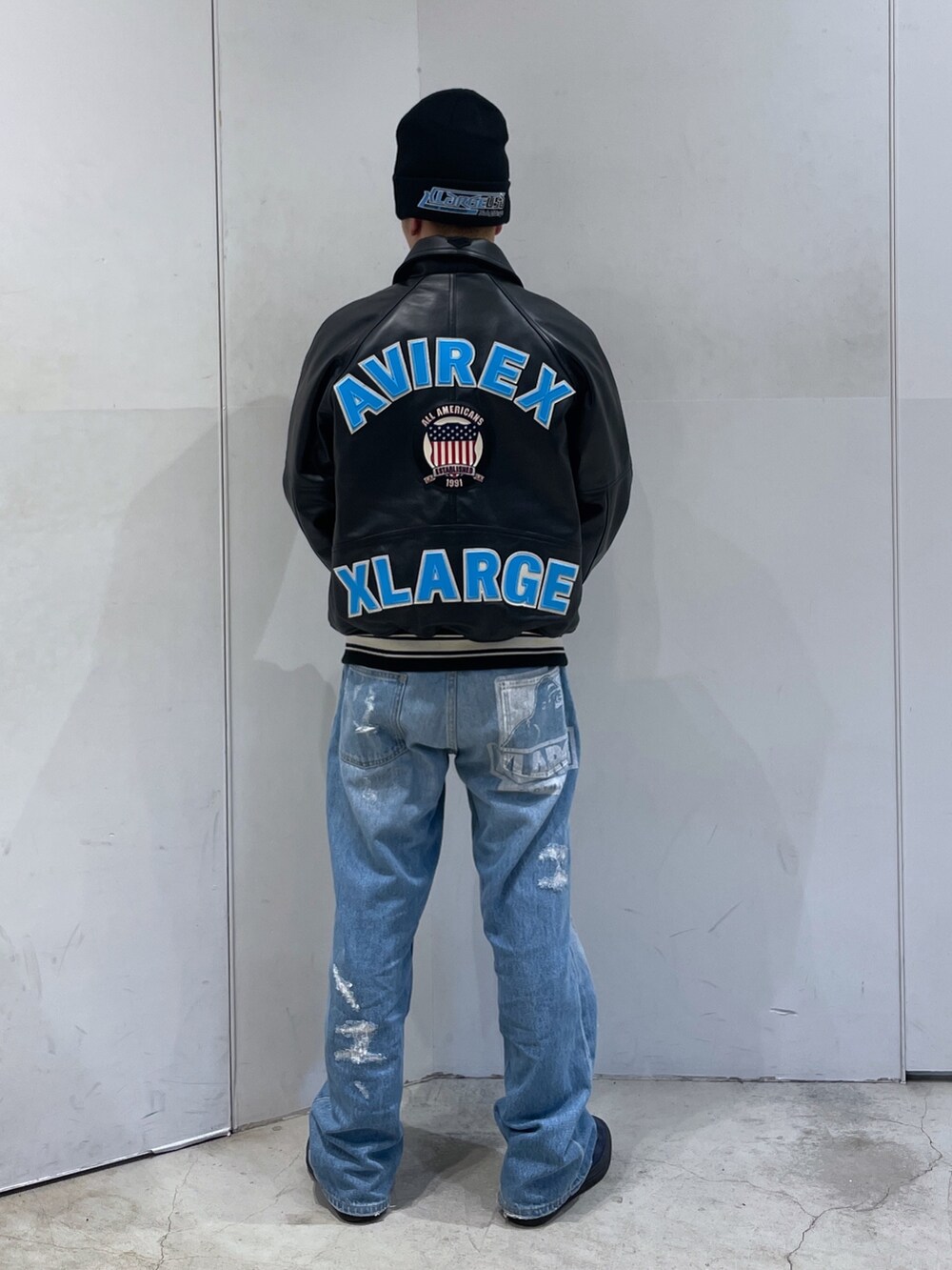 ブラック系のその他アウター、ブルー系のデニムパンツ、ブラック系のニットキャップ/ビーニーを着用したメンズの秋コーディネートの3枚目の写真
