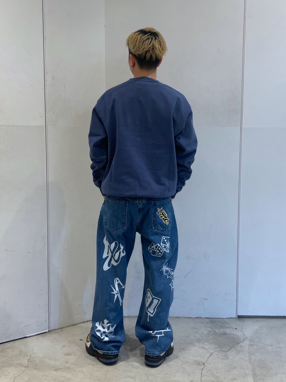 ブルー系のスウェット、ブルー系のデニムパンツを着用したメンズの冬コーディネートの3枚目の写真