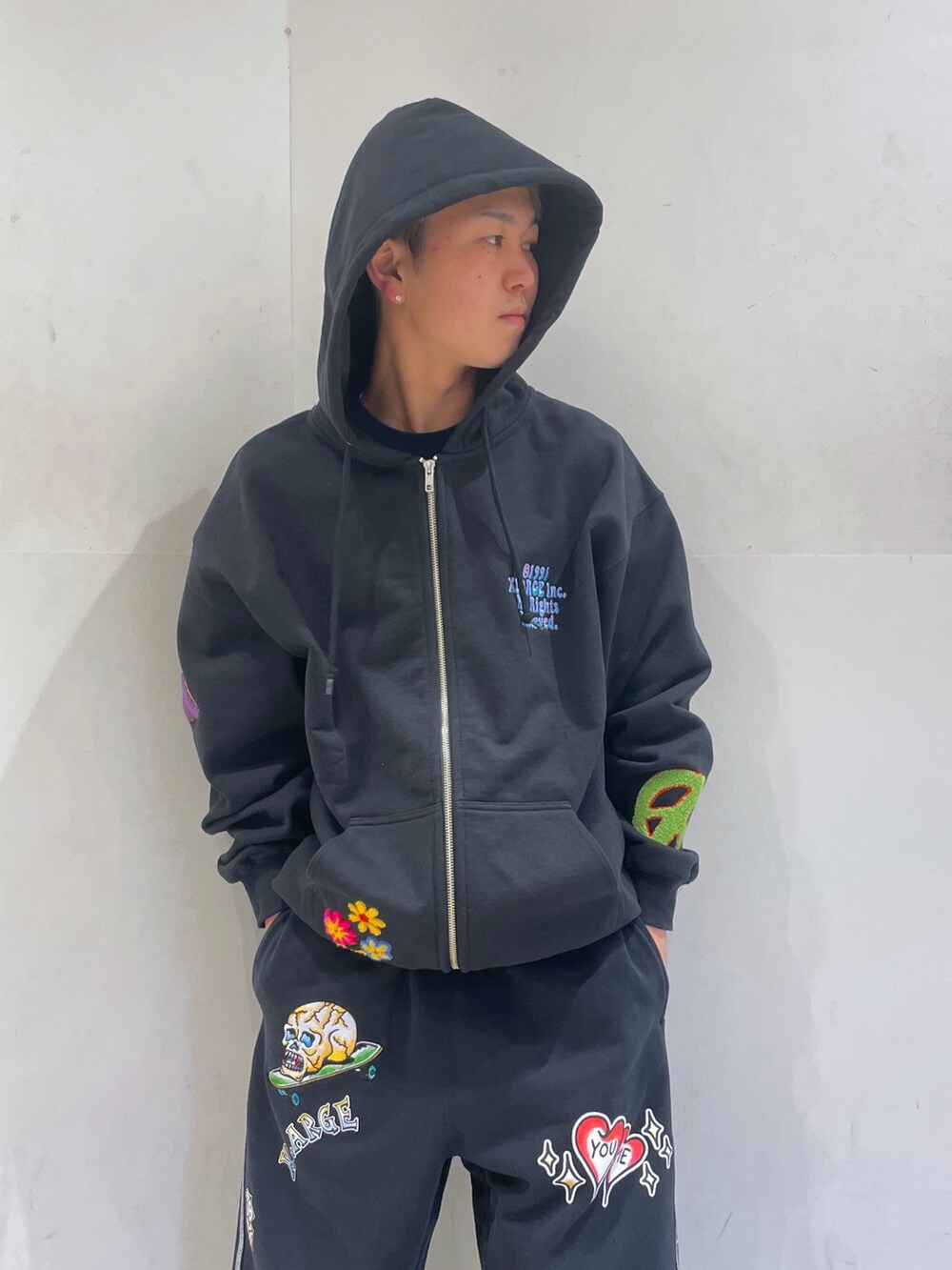 ブラック系のパーカー、ブラック系のスウェットパンツを着用したメンズの冬コーディネートの5枚目の写真