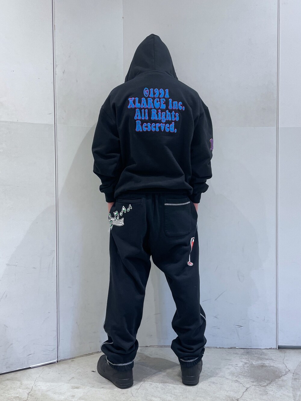 ブラック系のパーカー、ブラック系のスウェットパンツを着用したメンズの冬コーディネートの3枚目の写真