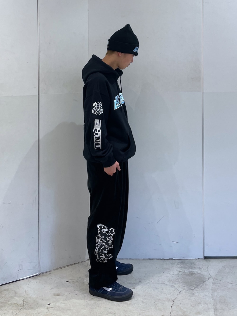 ブラック系のパーカー、ブラック系のその他パンツ、ブラック系のニットキャップ/ビーニーを着用したメンズの秋コーディネートの2枚目の写真