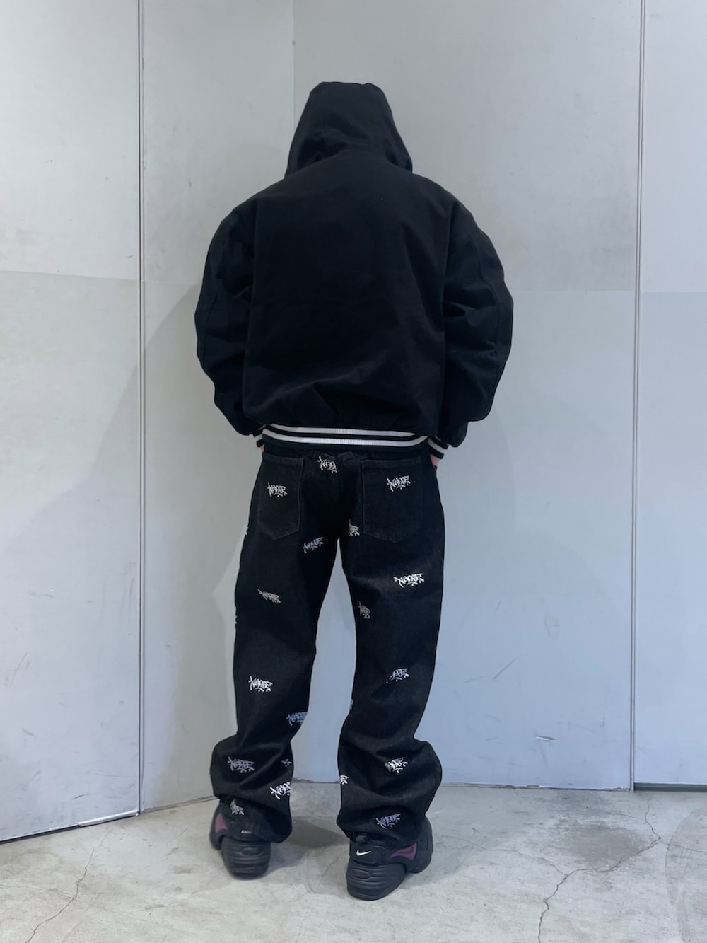 ブラック系のデニムパンツ、ブラック系のブルゾンを着用したメンズの冬コーディネートの3枚目の写真