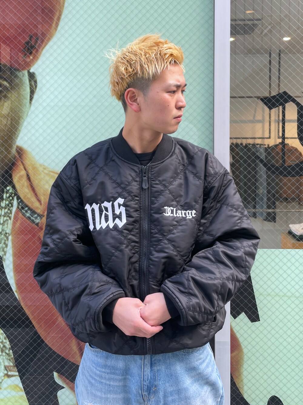 ブラック系のブルゾン、ブルー系のデニムパンツを着用したメンズの冬コーディネートの5枚目の写真