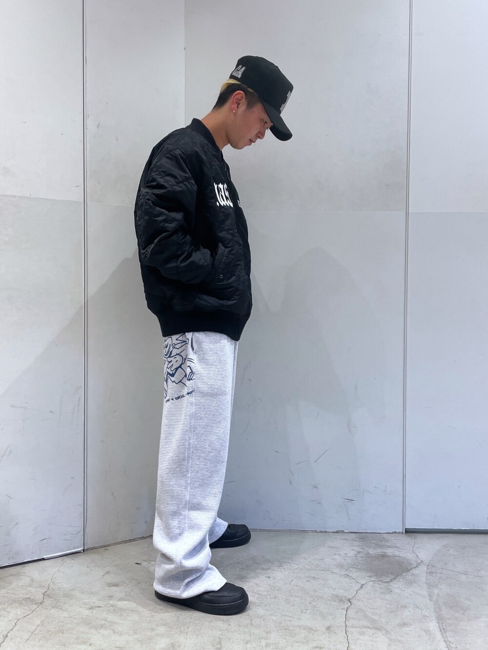 ブラック系のブルゾン、グレー系のその他パンツを着用したメンズの冬コーディネートの2枚目の写真