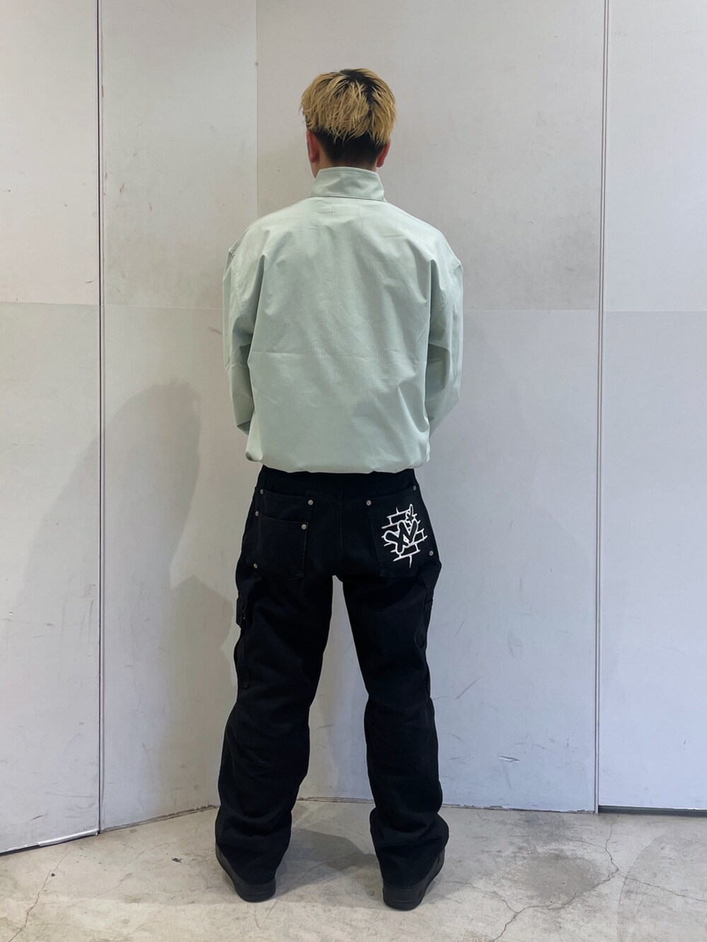 グリーン系のブルゾン、ブラック系のその他パンツを着用したメンズの冬コーディネートの3枚目の写真