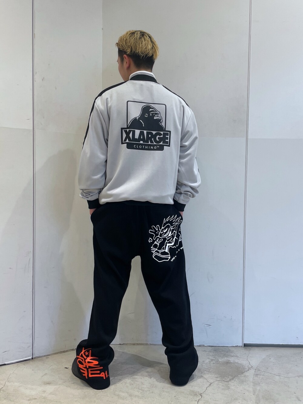 グレー系のブルゾン、ブラック系のその他パンツを着用したメンズの冬コーディネートの2枚目の写真