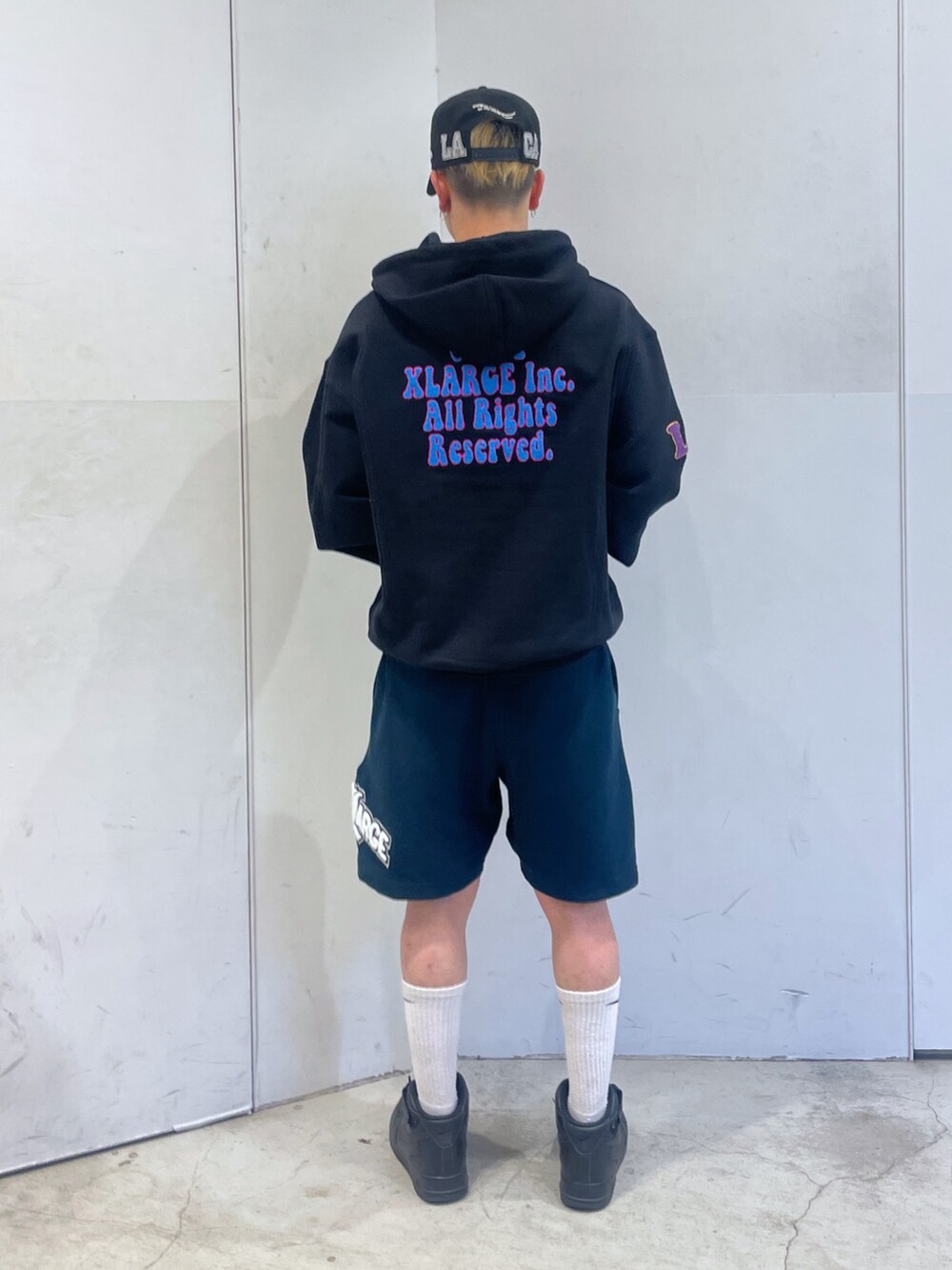 ブラック系のパーカー、ブルー系のスウェットパンツを着用したメンズの春コーディネートの3枚目の写真