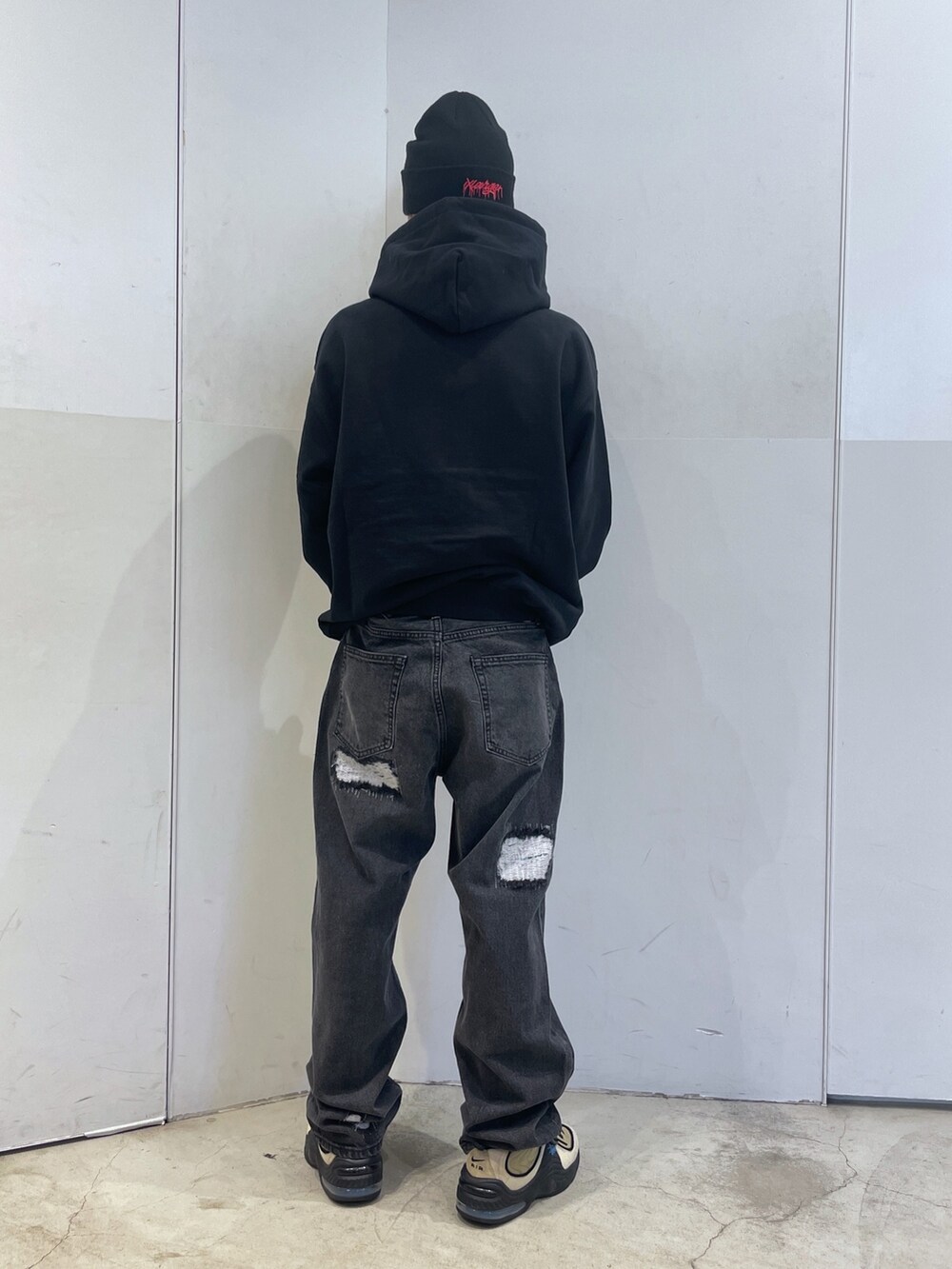 ブラック系のパーカー、ブラック系のデニムパンツを着用したメンズの秋コーディネートの2枚目の写真
