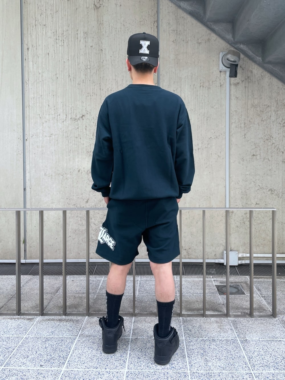 ブルー系のスウェット、ブルー系のスウェットパンツを着用したメンズの春コーディネートの3枚目の写真