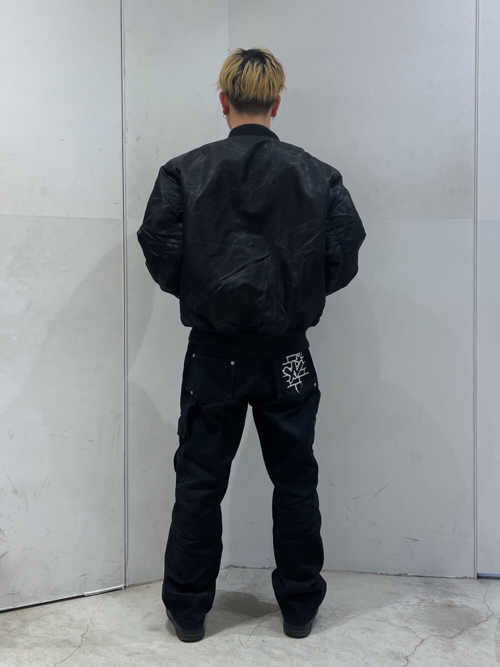 ブラック系のブルゾン、ブラック系のその他パンツを着用したメンズの春コーディネートの3枚目の写真