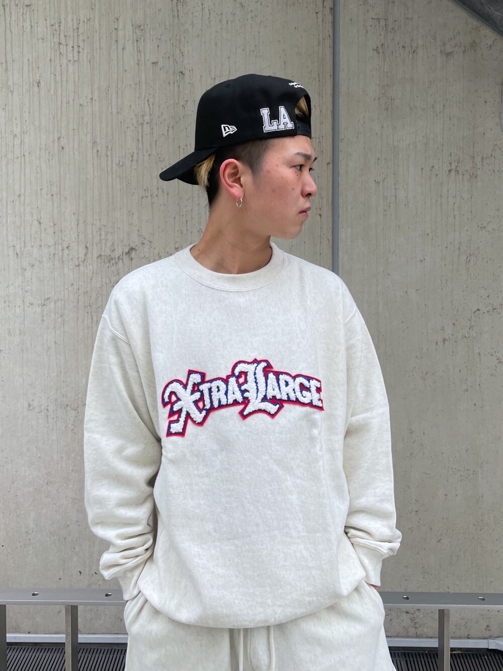 グレー系のスウェット、グレー系のスウェットパンツを着用したメンズの春コーディネートの5枚目の写真