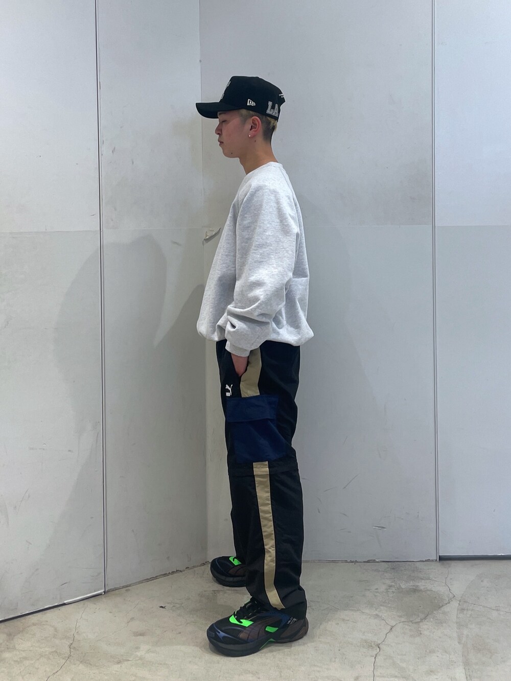 「XLARGEのMILITARY RAGLAN CREWNECK SWEATSHIRT（スウェット、グレー系）」を使った、Xlarge_Willyさん（メンズ・165cm）の冬コーディネートの4枚目の写真