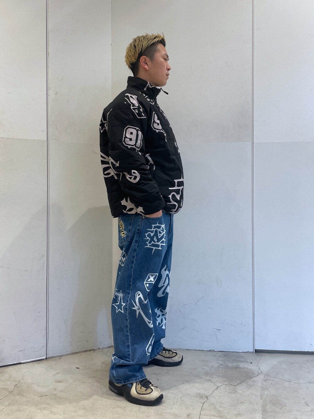 ブラック系のダウンジャケット/コート、ブルー系のデニムパンツを着用したメンズの冬コーディネートの2枚目の写真