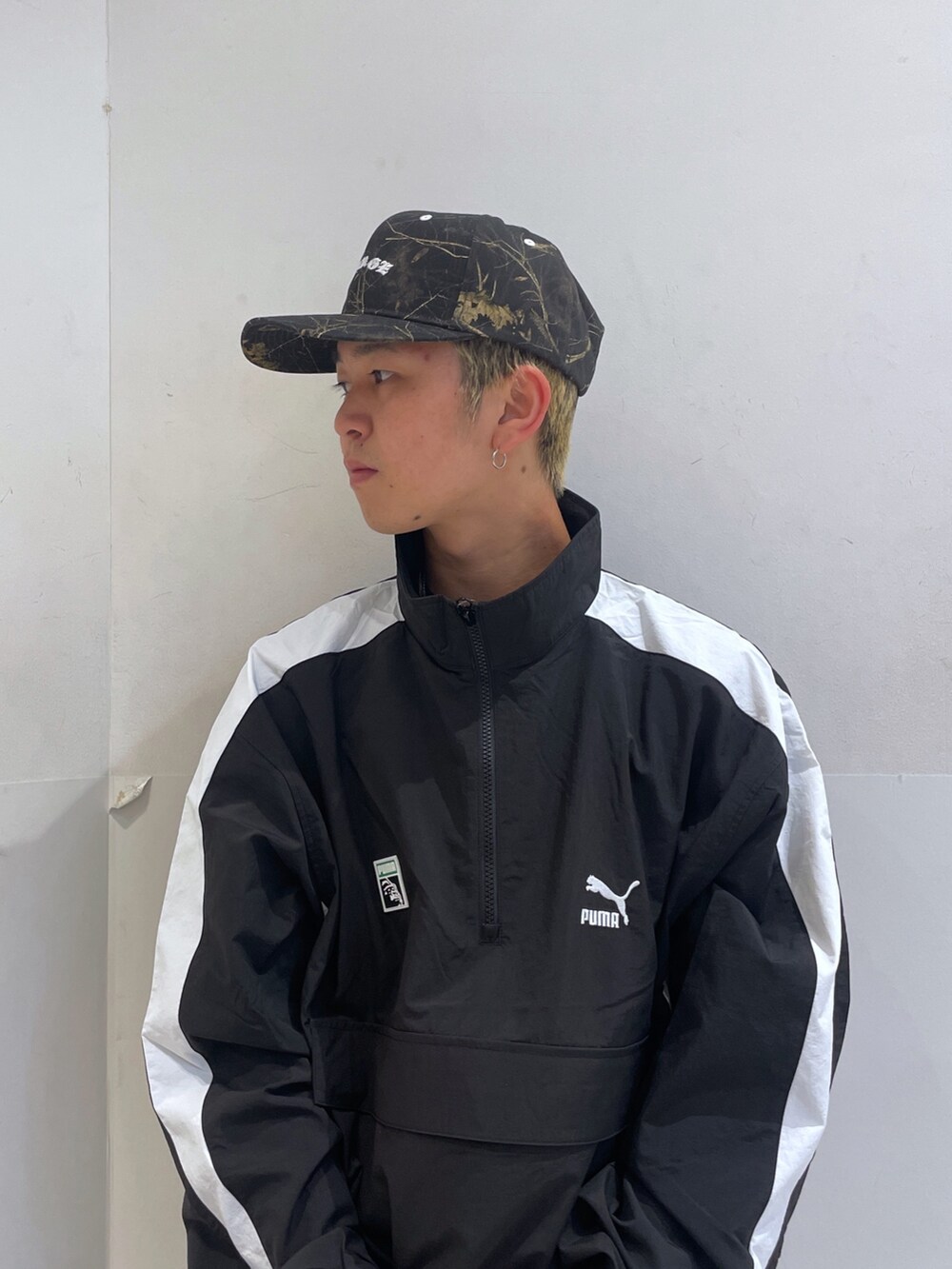 ブラック系のブルゾン、ブラック系のその他パンツを着用したメンズの秋コーディネートの5枚目の写真