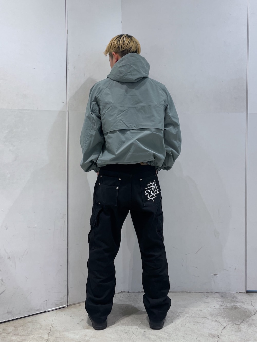 グレー系のブルゾン、ブラック系のその他パンツを着用したメンズの冬コーディネートの3枚目の写真