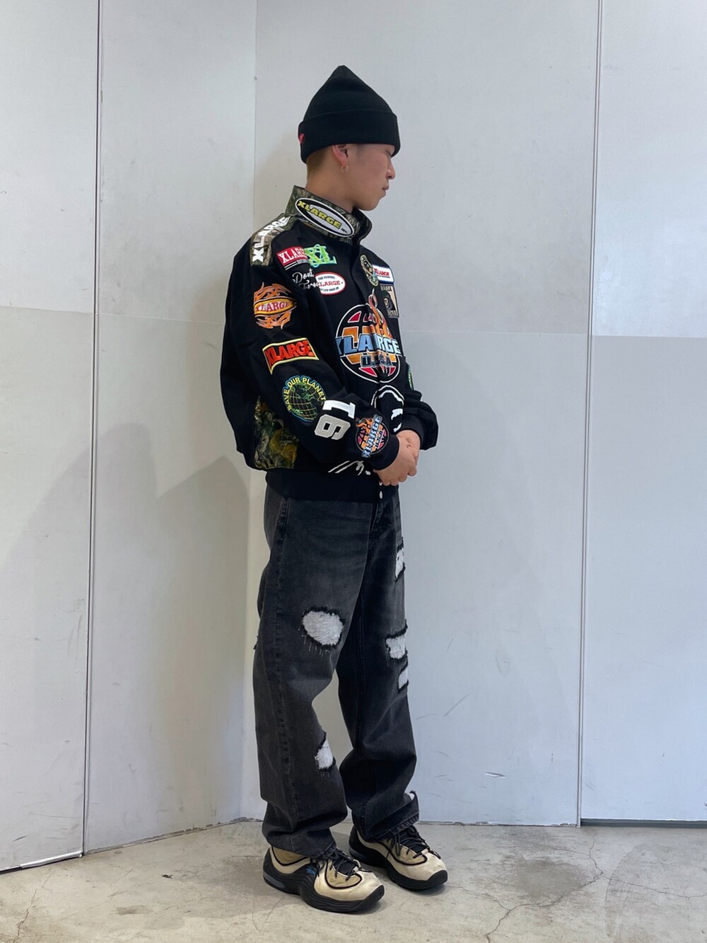 ブラック系のブルゾン、ブラック系のデニムパンツ、ブラック系のニットキャップ/ビーニーを着用したメンズの秋コーディネートの3枚目の写真