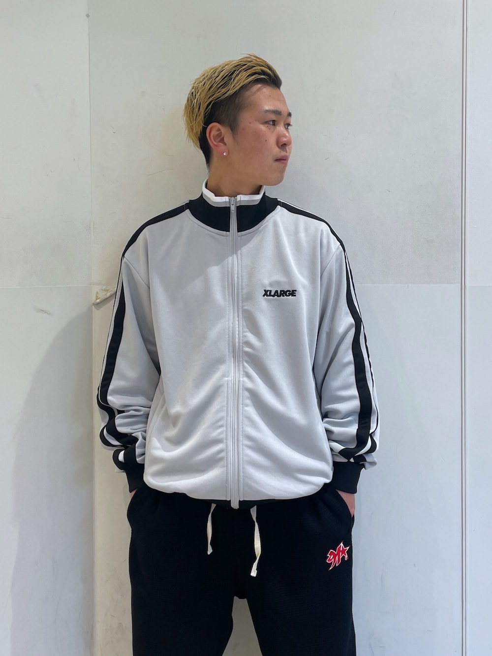 グレー系のブルゾン、ブラック系のその他パンツを着用したメンズの冬コーディネートの5枚目の写真