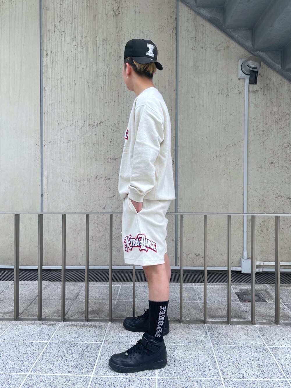 グレー系のスウェット、グレー系のスウェットパンツを着用したメンズの春コーディネートの4枚目の写真