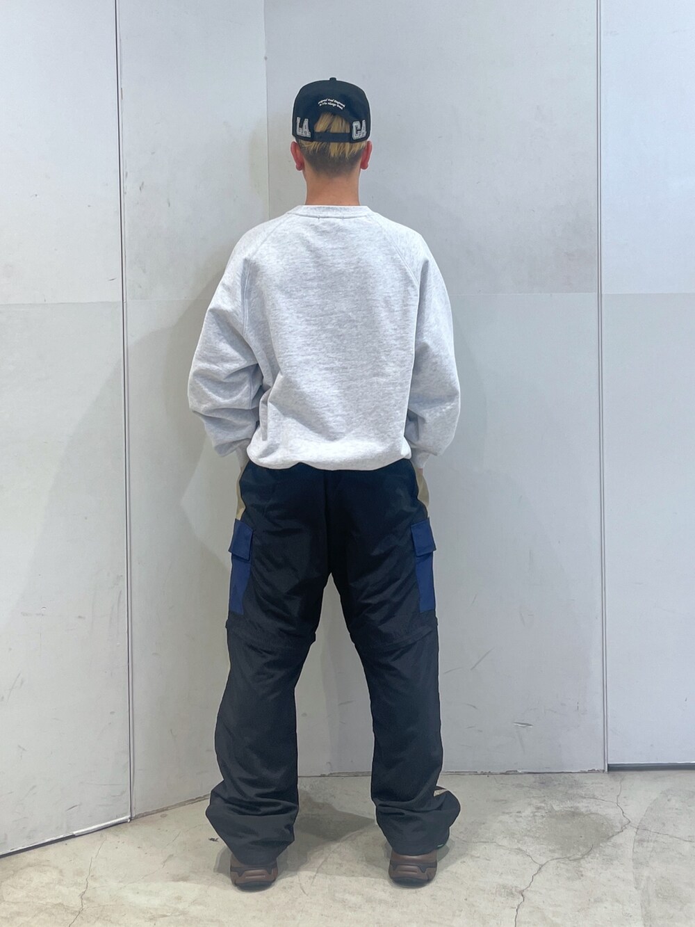 「XLARGEのMILITARY RAGLAN CREWNECK SWEATSHIRT（スウェット、グレー系）」を使った、Xlarge_Willyさん（メンズ・165cm）の冬コーディネートの3枚目の写真