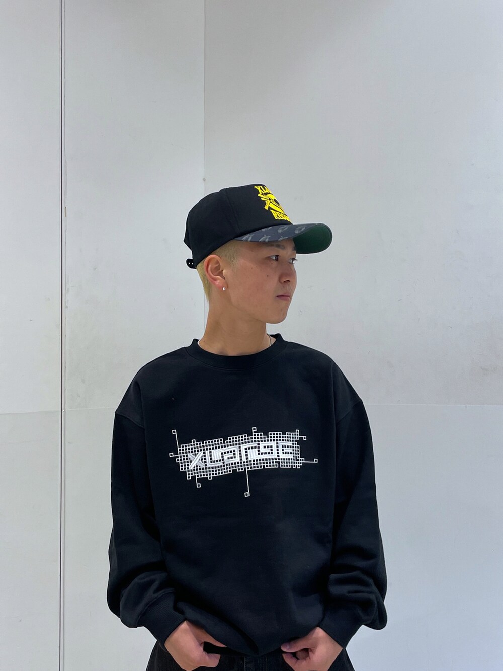 「メンズコーデ、シンプルスタイル、ブラックコーデ、XLARGE、xlarge、XLARGE原宿、xlargejp、XLARGE®、stussy、supreme、carhartt、ストリート、ootd」｜「XLARGEのBREAK THE RECORDS CAP（キャップ、ブラック系）」を使った、Xlarge_Willyさん（メンズ・165cm）の秋コーディネートの5枚目の写真