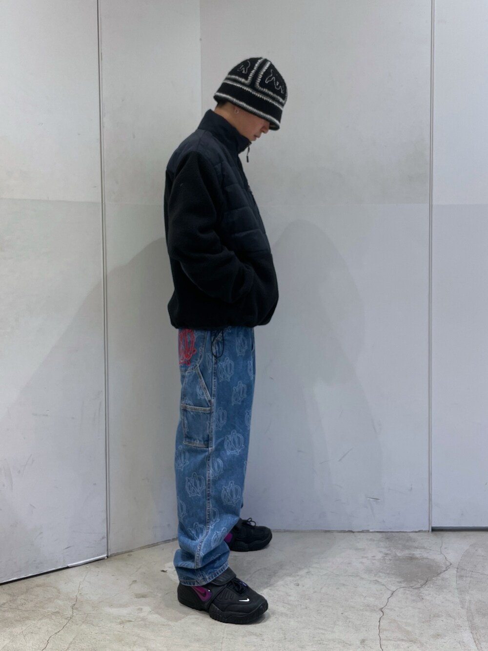 ブラック系のブルゾン、ブラック系のハットを着用したメンズの冬コーディネートの2枚目の写真