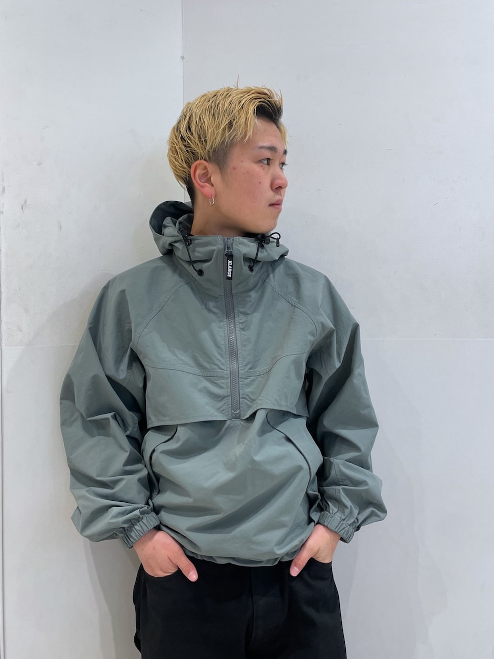 グレー系のブルゾン、ブラック系のその他パンツを着用したメンズの冬コーディネートの5枚目の写真