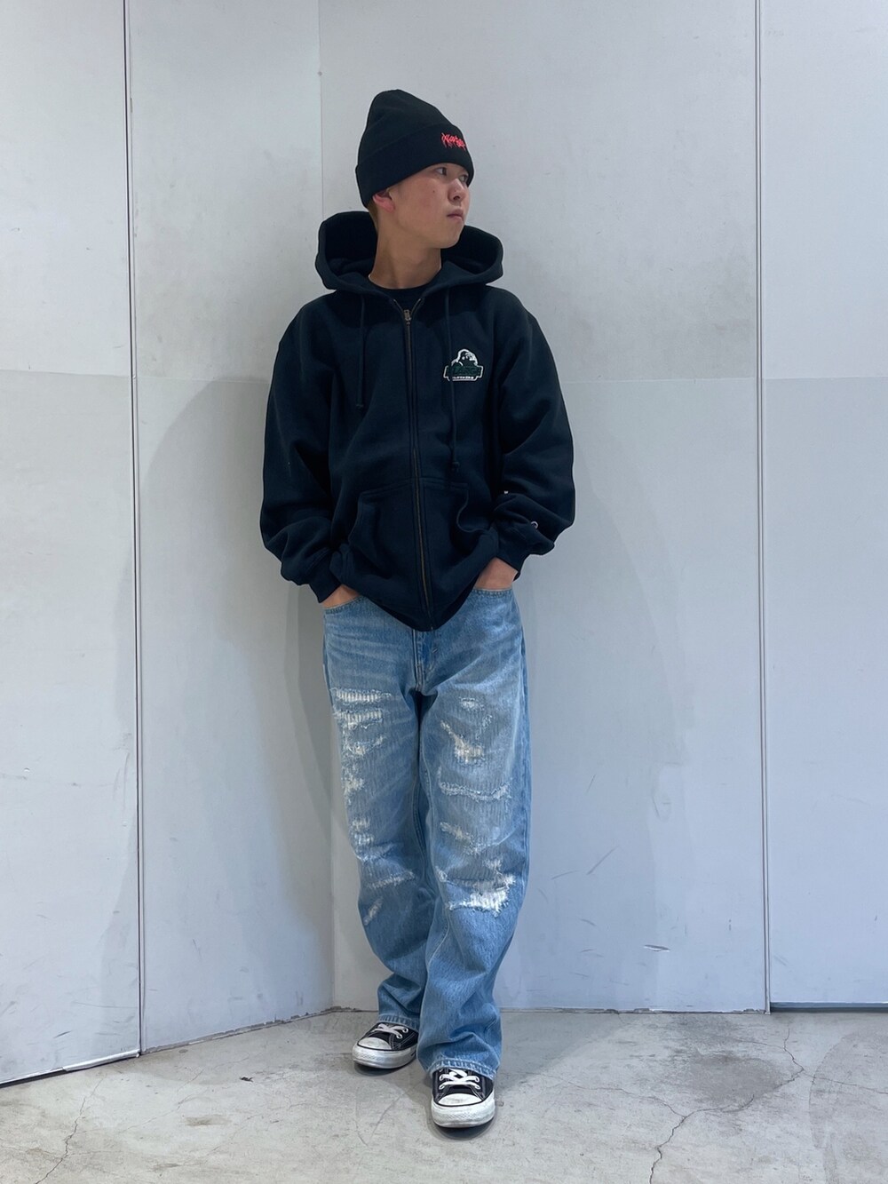 ブラック系のパーカー、ブルー系のデニムパンツ、ブラック系のニットキャップ/ビーニーを着用したメンズの秋コーディネートの2枚目の写真