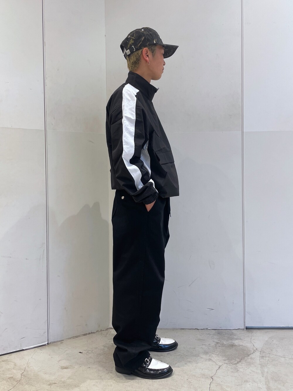 ブラック系のブルゾン、ブラック系のその他パンツを着用したメンズの秋コーディネートの2枚目の写真