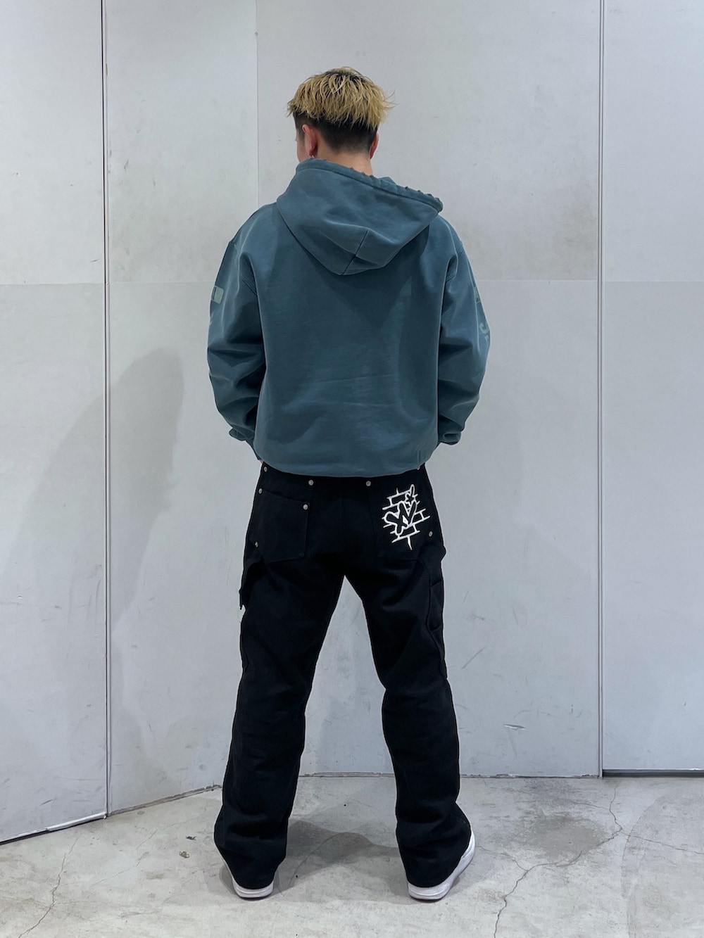 グリーン系のパーカー、ブラック系のその他パンツを着用したメンズの冬コーディネートの3枚目の写真