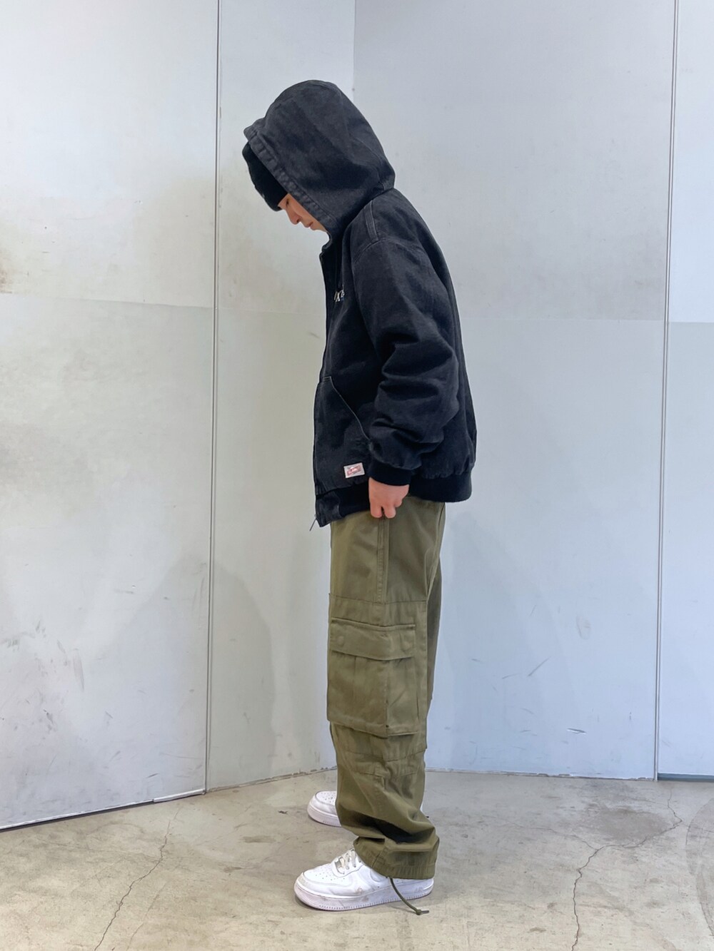 ブラック系のニット/セーター、ブラック系のブルゾンを着用したメンズの秋コーディネートの3枚目の写真