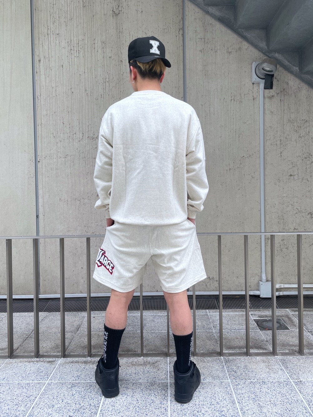 グレー系のスウェット、グレー系のスウェットパンツを着用したメンズの春コーディネートの3枚目の写真