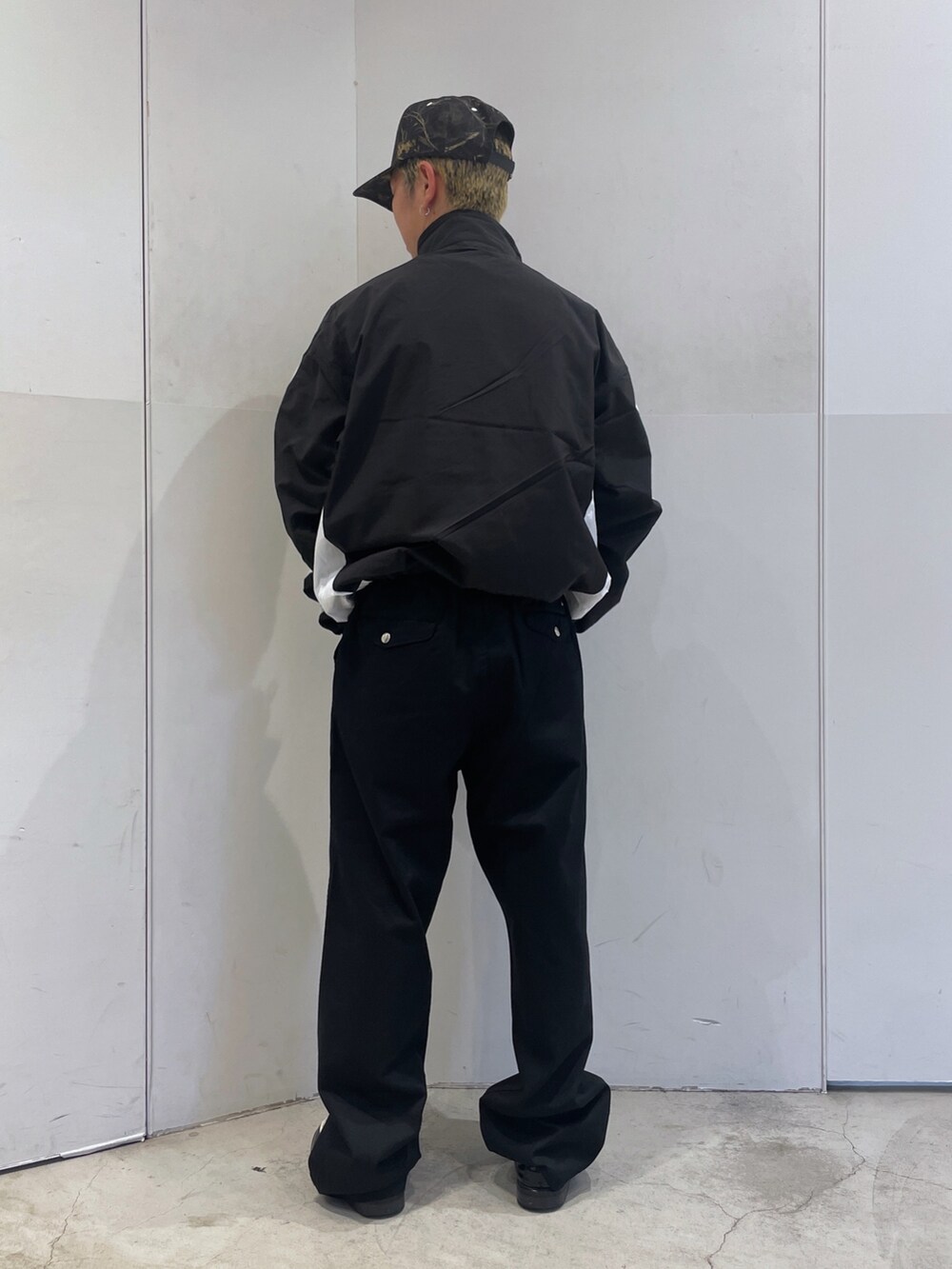 ブラック系のブルゾン、ブラック系のその他パンツを着用したメンズの秋コーディネートの3枚目の写真