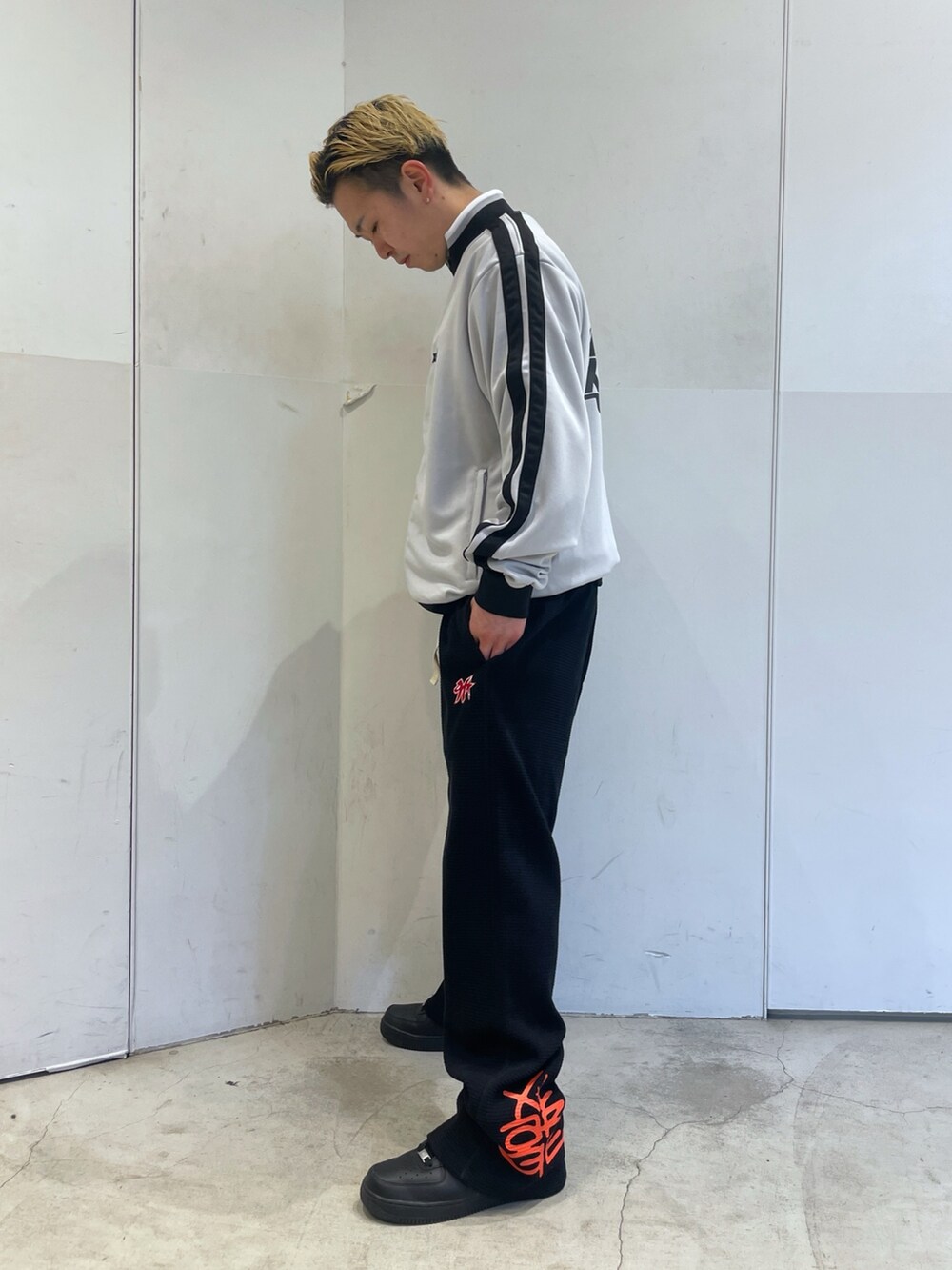 グレー系のブルゾン、ブラック系のその他パンツを着用したメンズの冬コーディネートの3枚目の写真