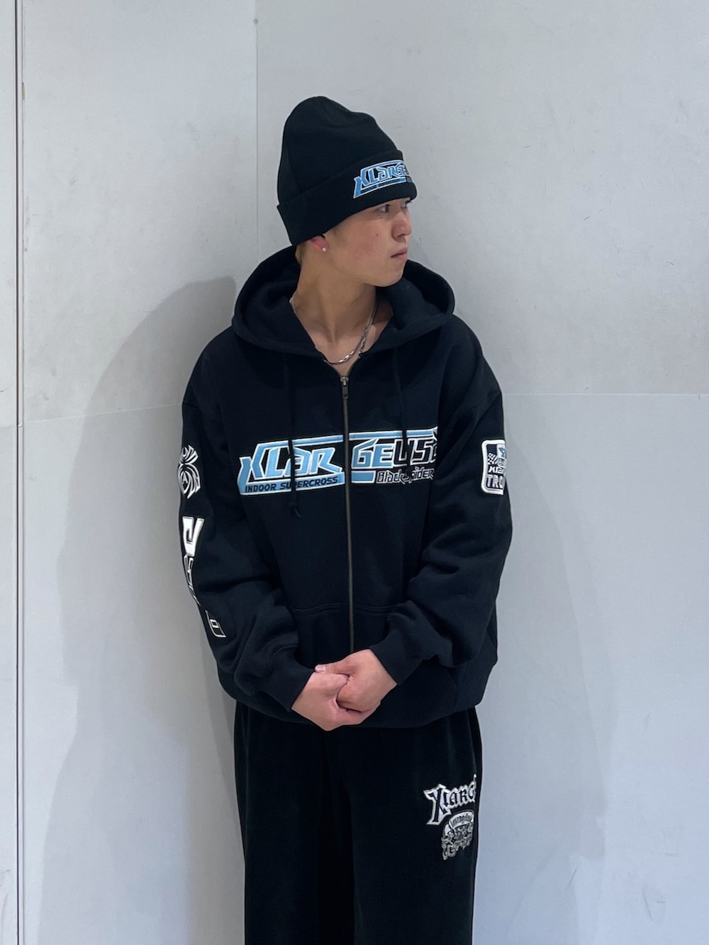 ブラック系のパーカー、ブラック系のその他パンツ、ブラック系のニットキャップ/ビーニーを着用したメンズの秋コーディネートの5枚目の写真