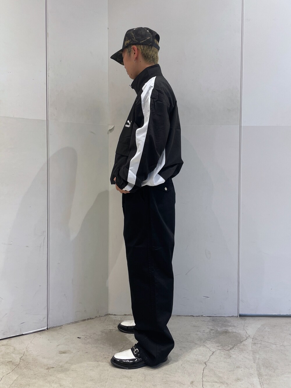 ブラック系のブルゾン、ブラック系のその他パンツを着用したメンズの秋コーディネートの4枚目の写真