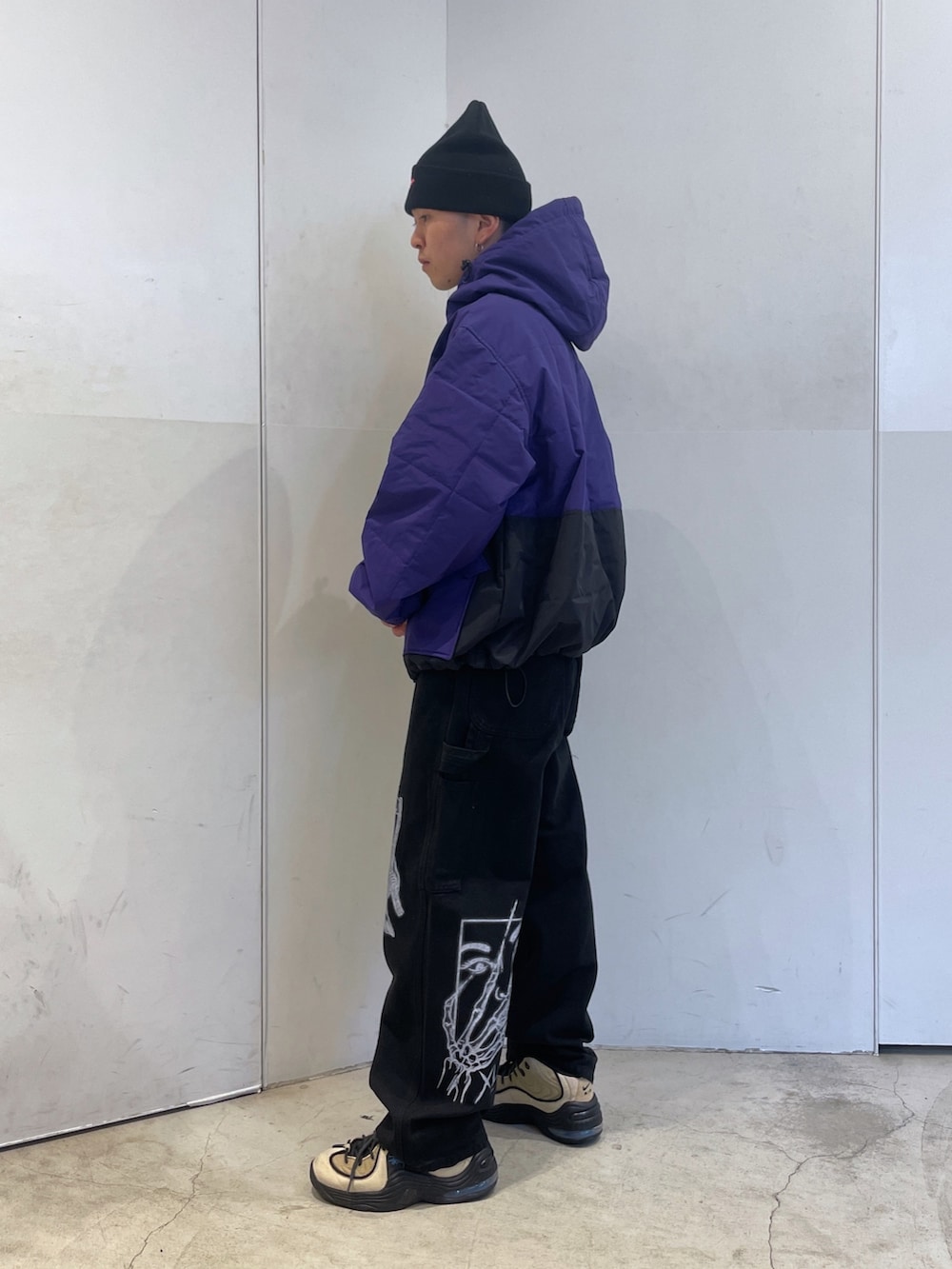 パープル系のナイロンジャケット、ブラック系のその他パンツ、ブラック系のニットキャップ/ビーニーを着用したメンズの秋コーディネートの4枚目の写真