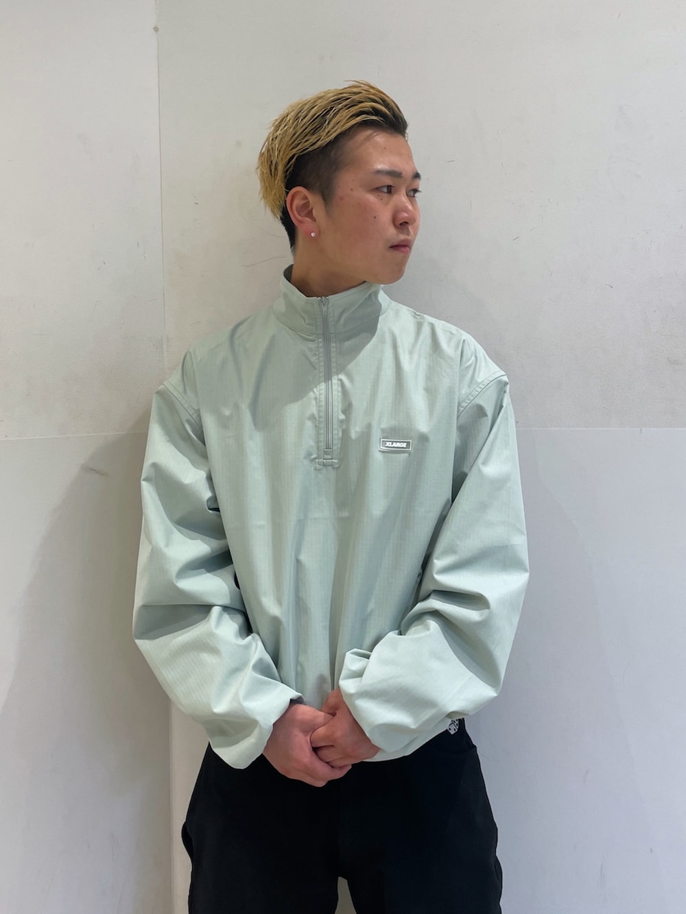 グリーン系のブルゾン、ブラック系のその他パンツを着用したメンズの冬コーディネートの5枚目の写真