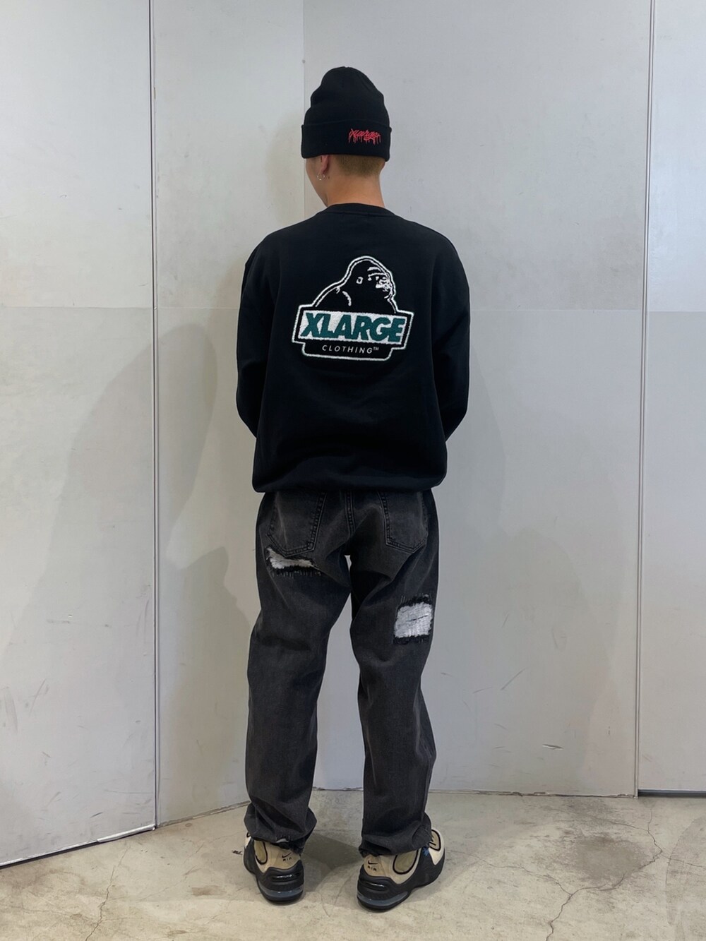 ブラック系のスウェット、ブラック系のデニムパンツ、ブラック系のニットキャップ/ビーニーを着用したメンズの秋コーディネートの3枚目の写真