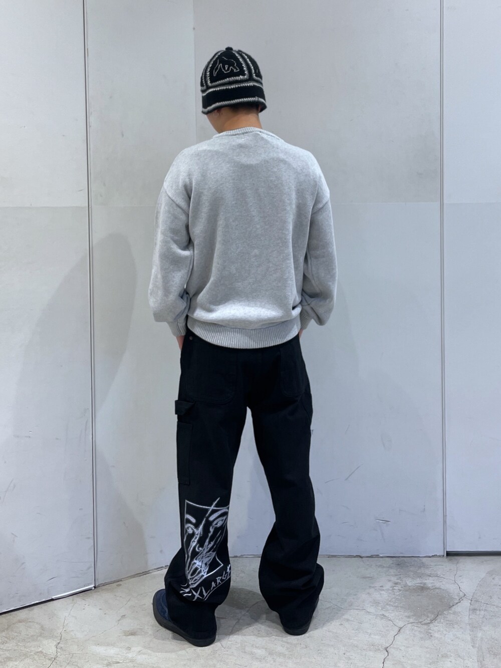 グレー系のニット/セーター、ブラック系のその他パンツを着用したメンズの冬コーディネートの3枚目の写真