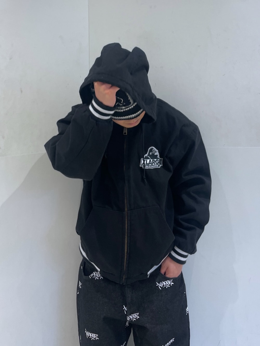 ブラック系のデニムパンツ、ブラック系のブルゾンを着用したメンズの冬コーディネートの5枚目の写真