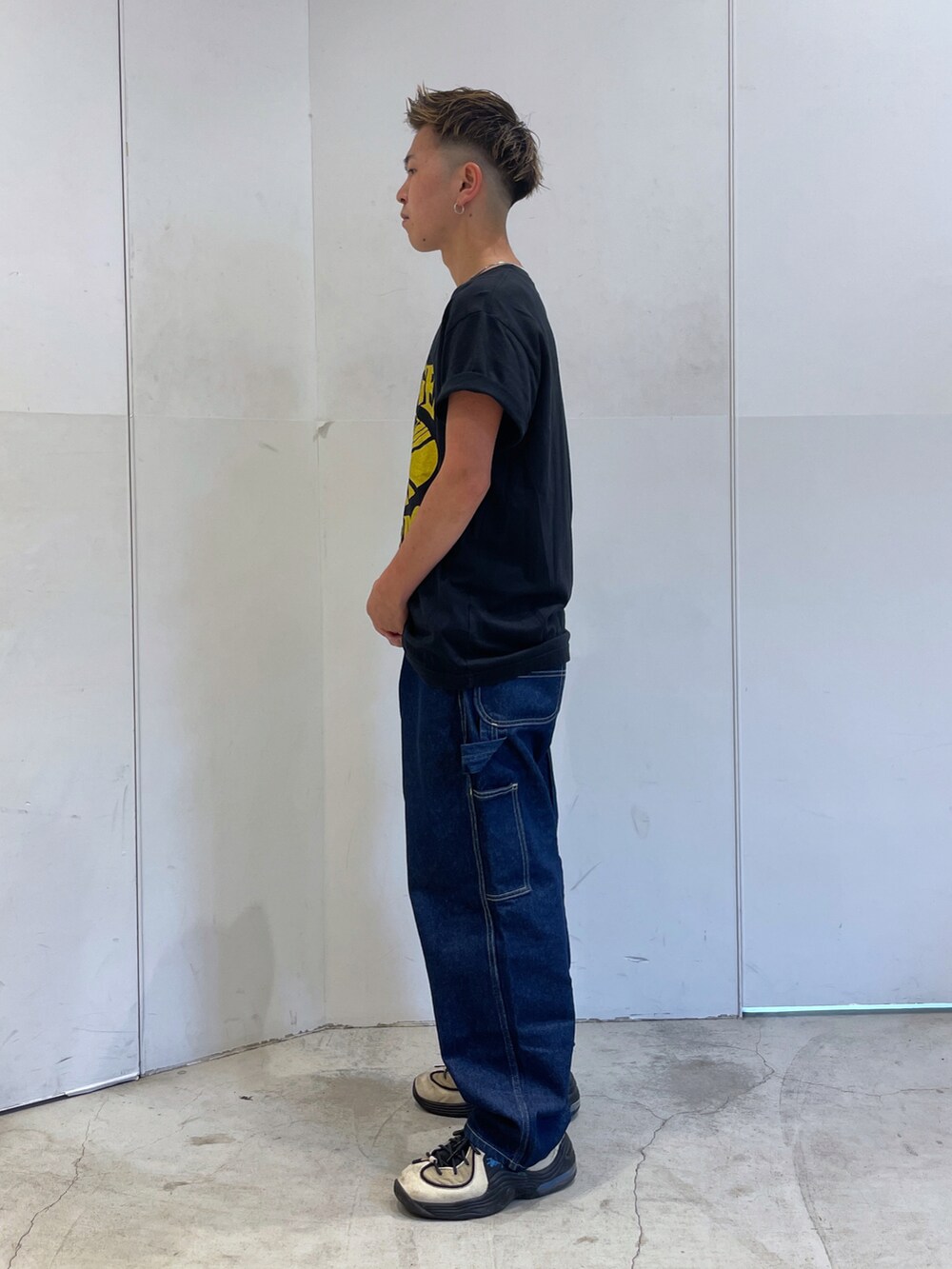 ブラック系のTシャツ/カットソー、ブルー系のデニムパンツを着用したメンズの夏コーディネートの2枚目の写真