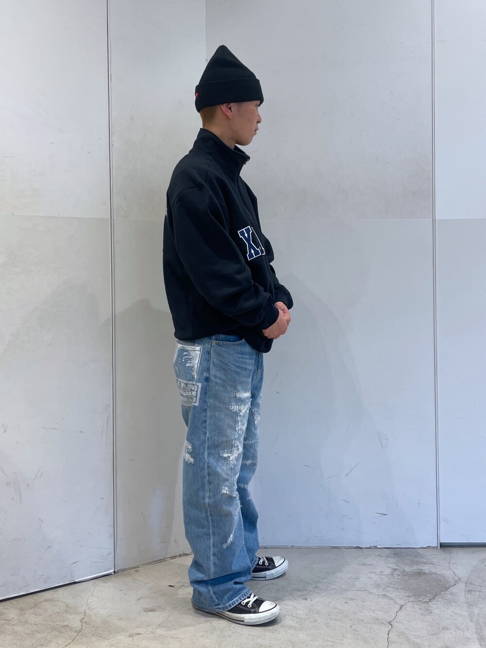 ブラック系のスウェット、ブルー系のデニムパンツ、ブラック系のニットキャップ/ビーニーを着用したメンズの秋コーディネートの3枚目の写真