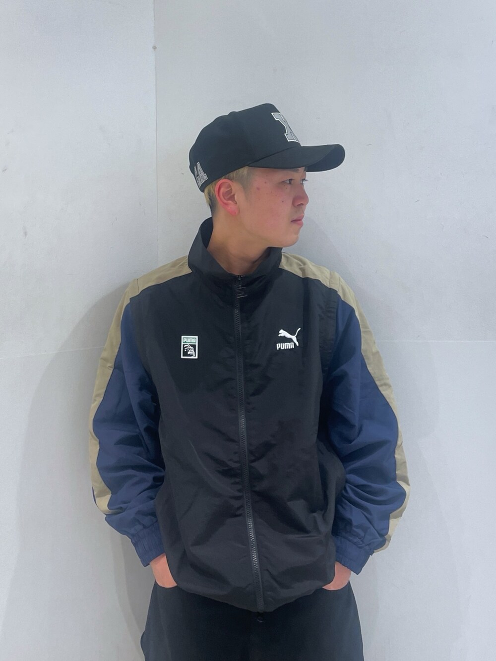 ブラック系のナイロンジャケット、ブラック系のその他パンツを着用したメンズの冬コーディネートの4枚目の写真