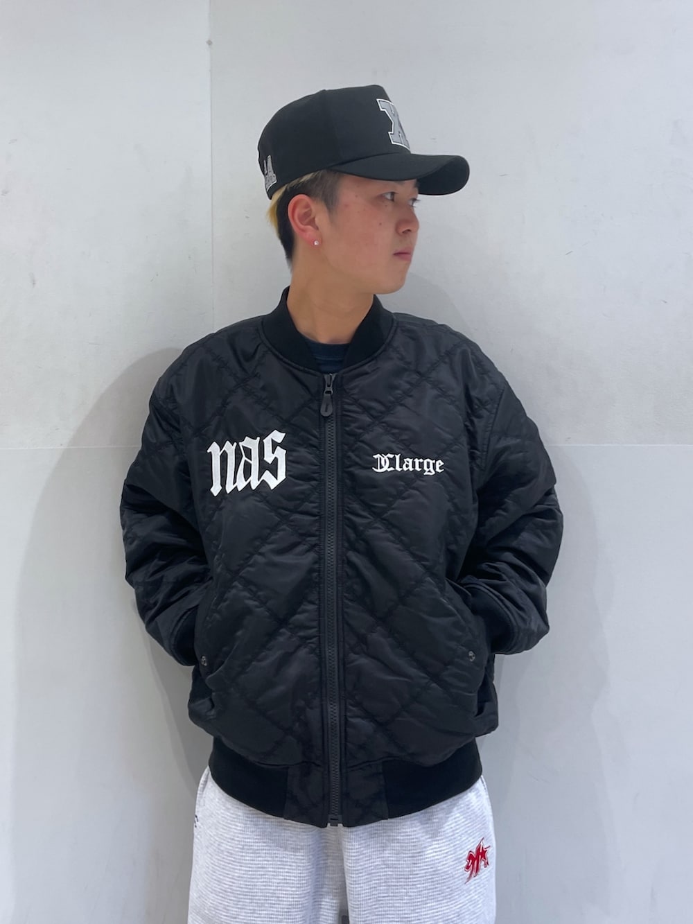 ブラック系のブルゾン、グレー系のその他パンツを着用したメンズの冬コーディネートの5枚目の写真