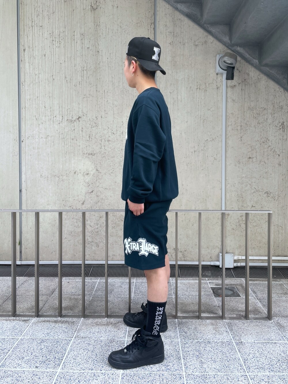 ブルー系のスウェット、ブルー系のスウェットパンツを着用したメンズの春コーディネートの4枚目の写真