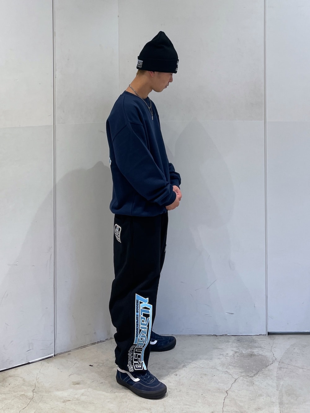 ブルー系のスウェット、ブラック系のスウェットパンツ、ブラック系のニットキャップ/ビーニーを着用したメンズの秋コーディネートの3枚目の写真