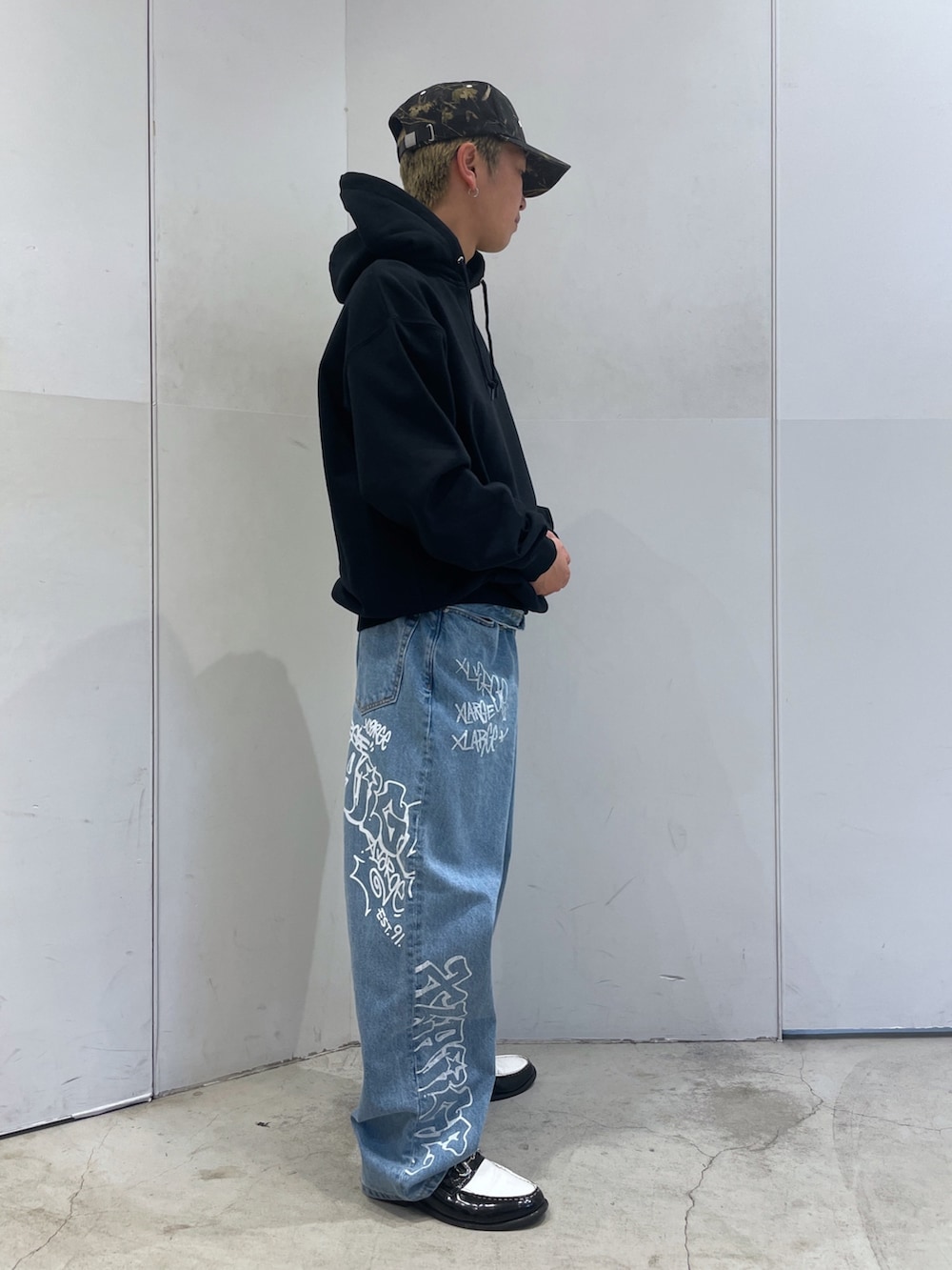 ブラック系のパーカーを着用したメンズの秋コーディネートの2枚目の写真